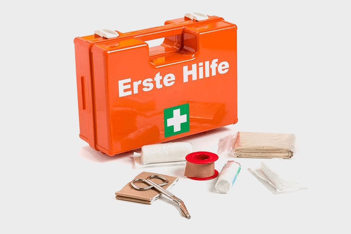 Verbandskästen und Warnwesten